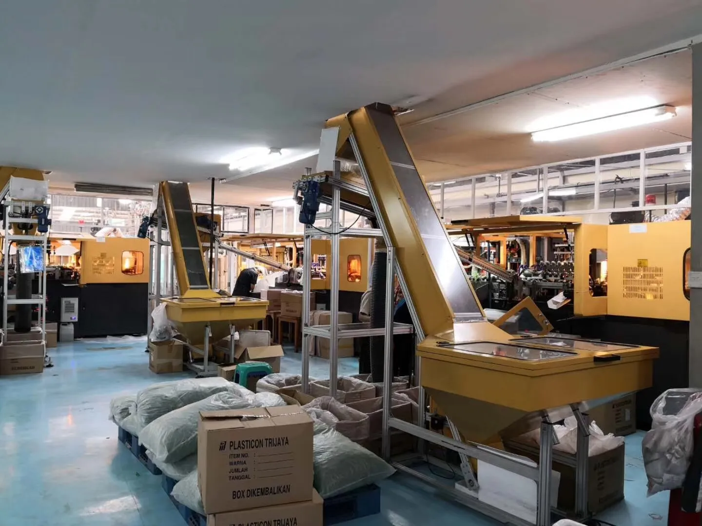 Servo type blowing machine