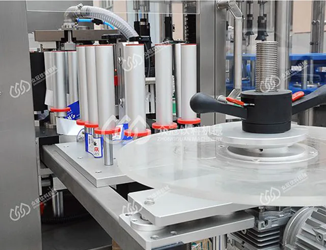 Ротационен тип OPP етикетираща машина за етикетиране на PET бутилки