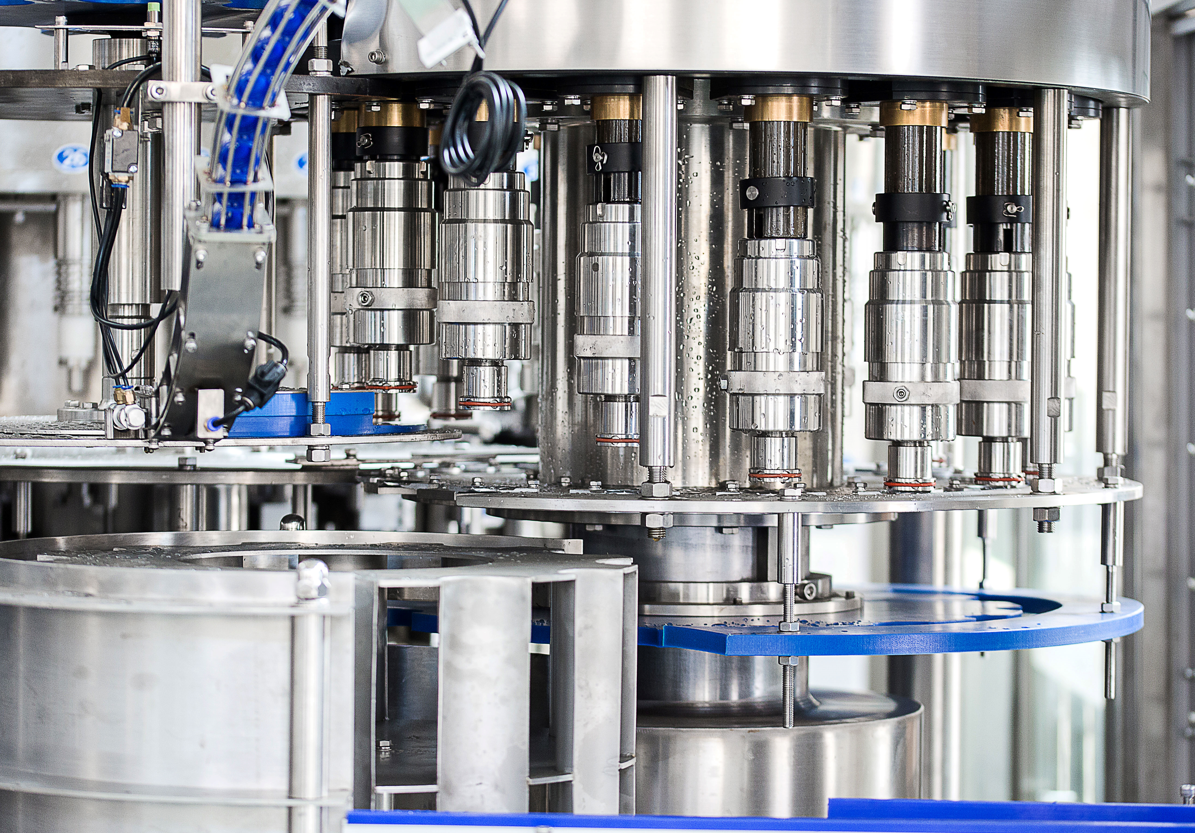 Máquina automática de lavado y llenado de botellas de plástico XGF50-50-15 de 24000&nbsp;XNUMX BPH