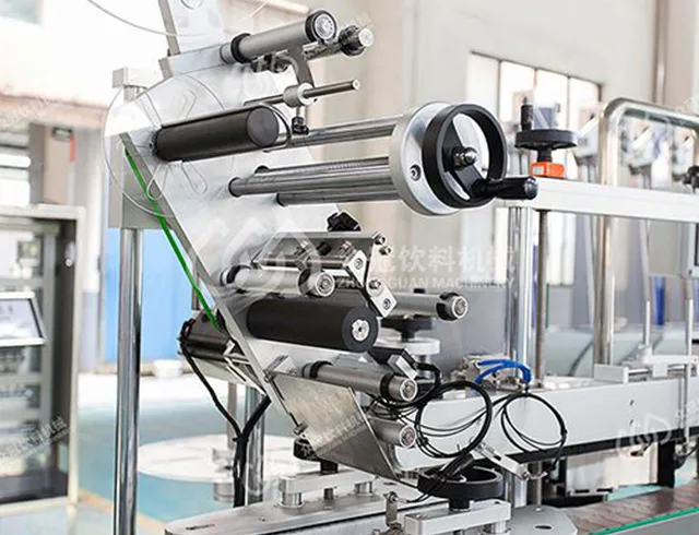 Etiquetadora autoadhesiva lineal automática