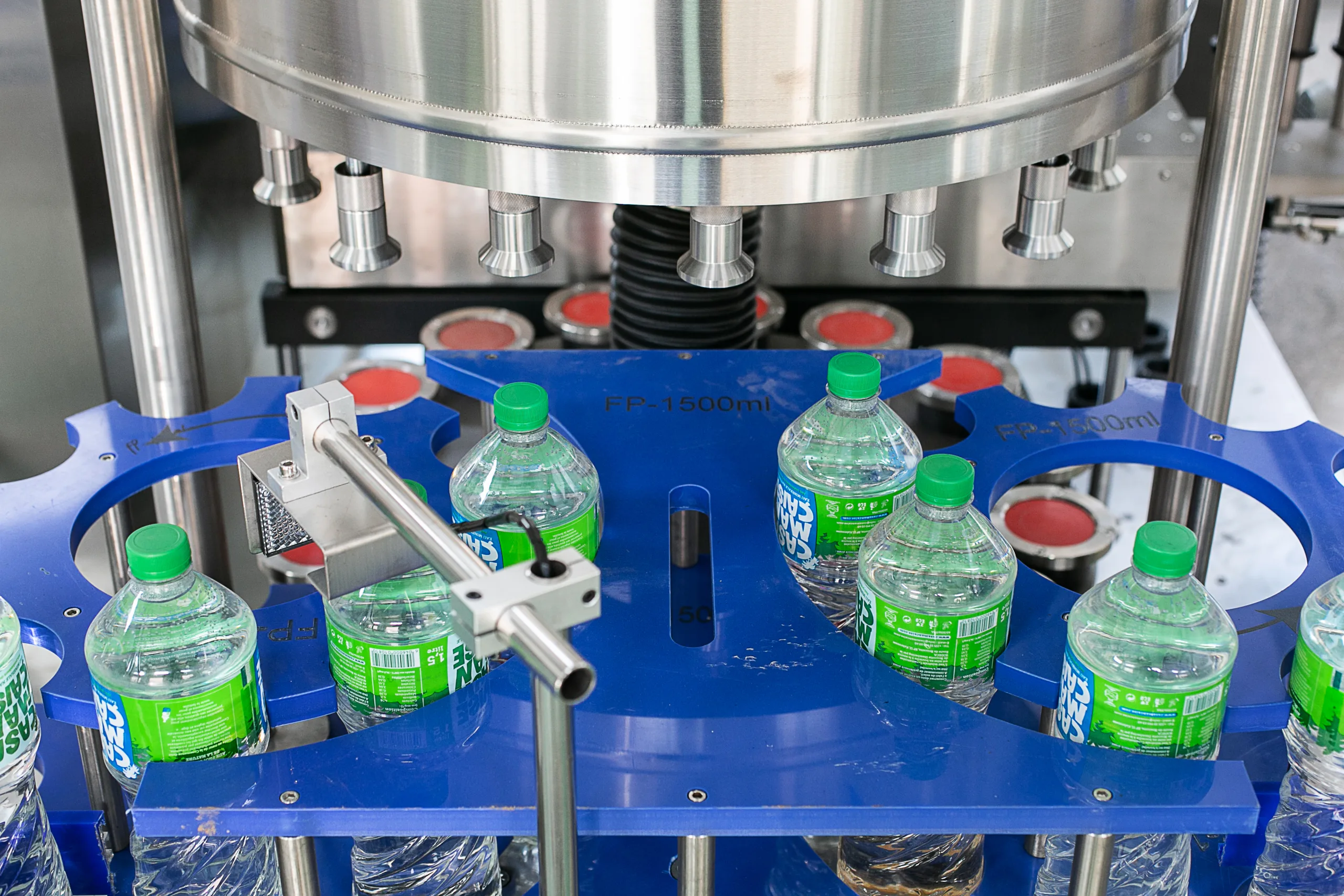 Etiquetadora rotativa OPP para botellas PET