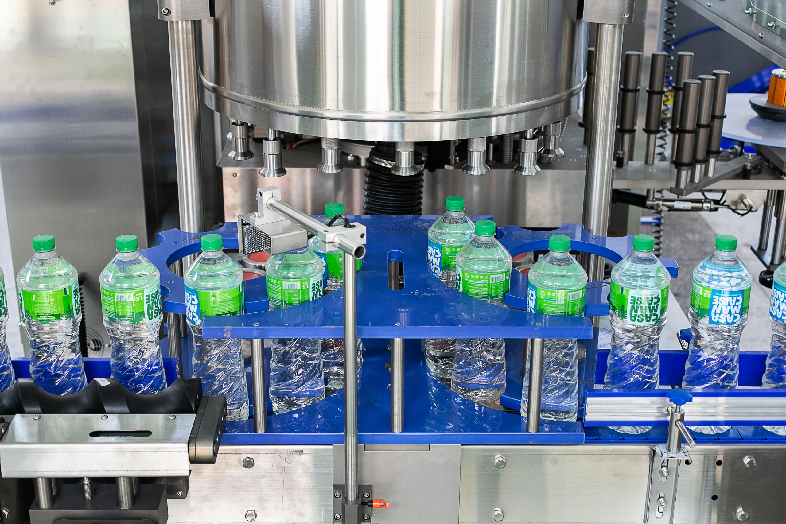 Etiquetadora rotativa OPP para botellas PET