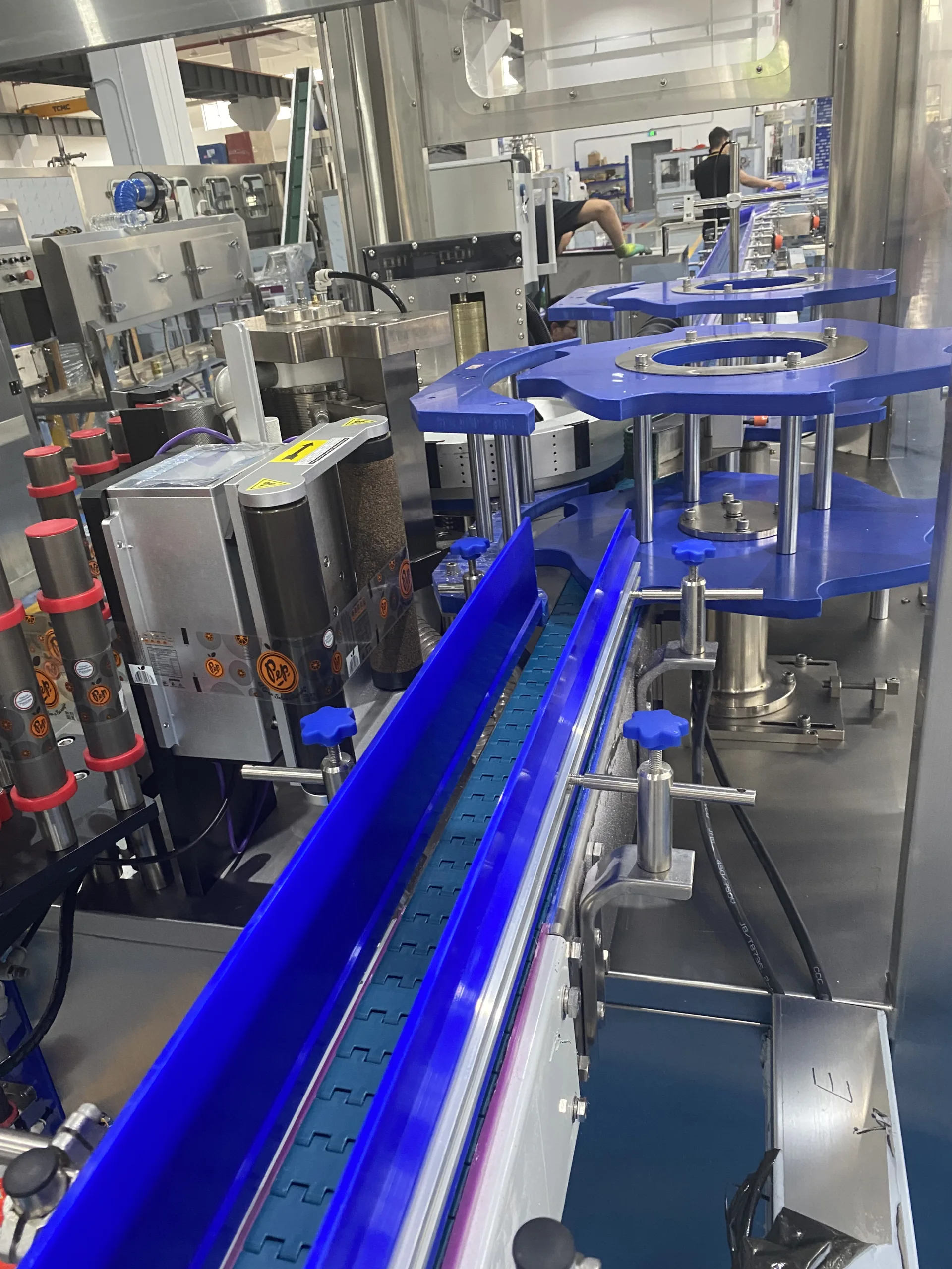 Linear Automatic OPP Hot Melt Glue Label Automatic Labeling Machine Round Bottle