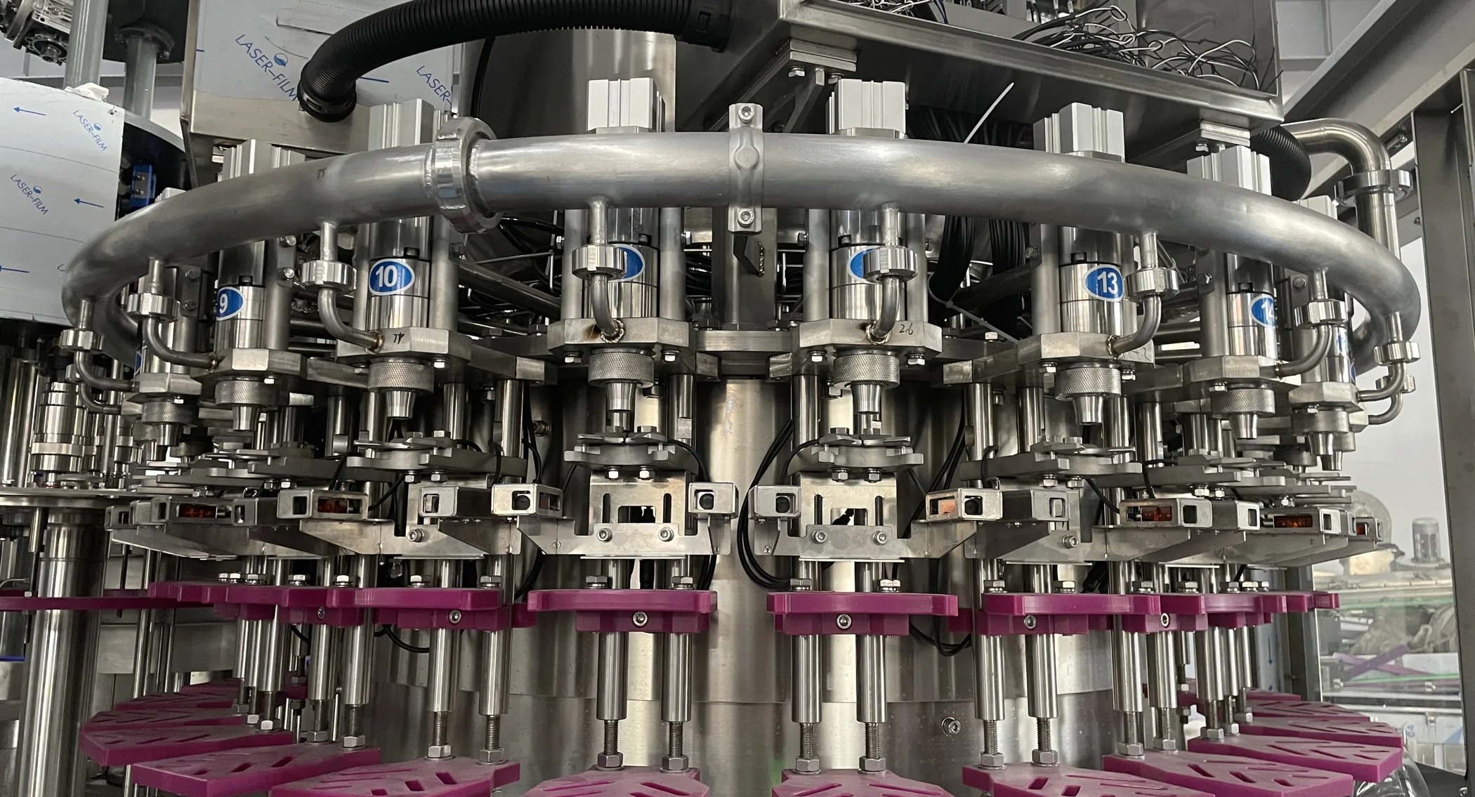Máquina llenadora de cosméticos con taponadora de bomba