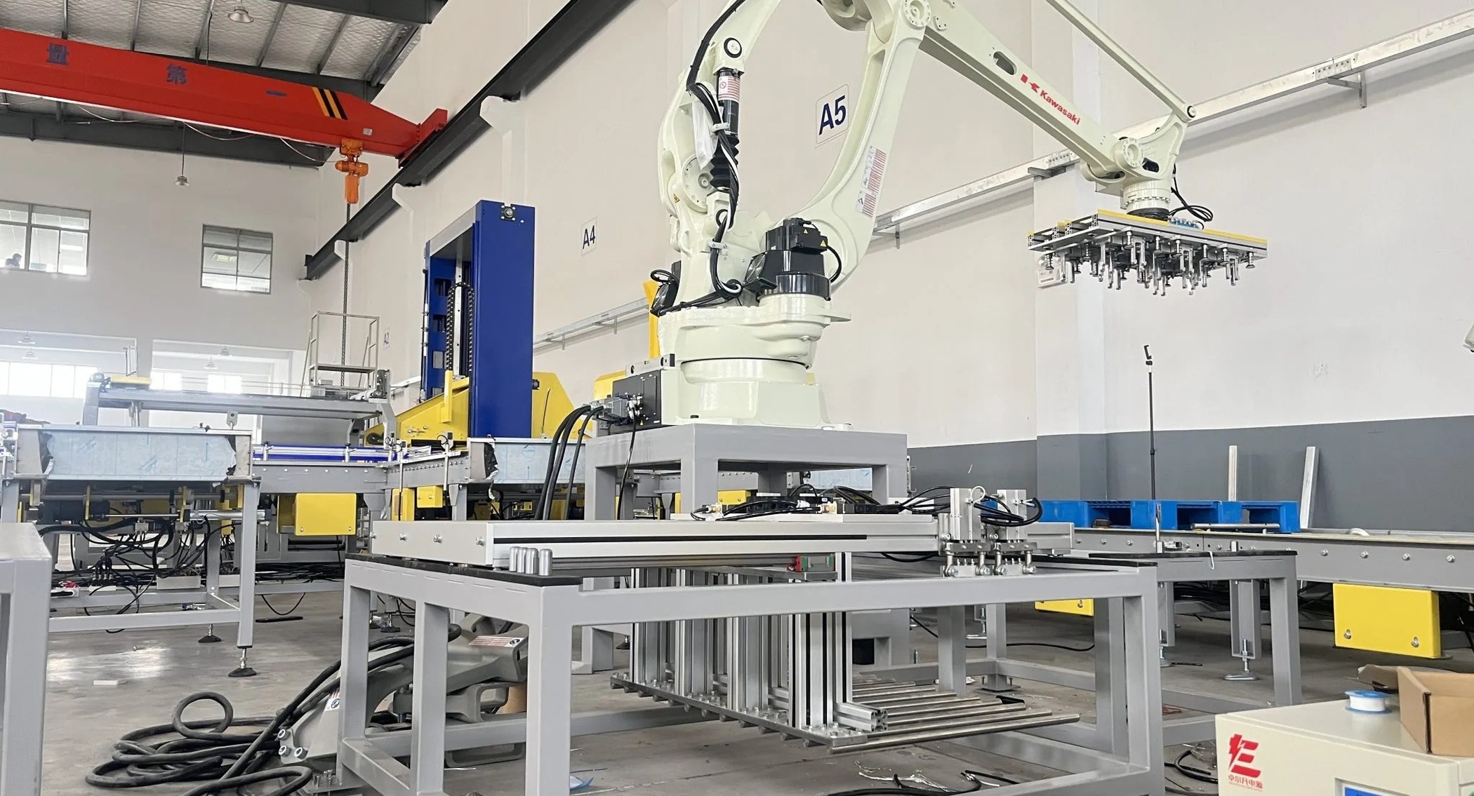 Machine d'emballage sous film avec plateau