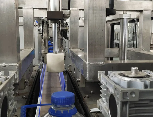 Hot sale popular 3-10L PET bottle handle ring lifting inserting machine CE,ISO